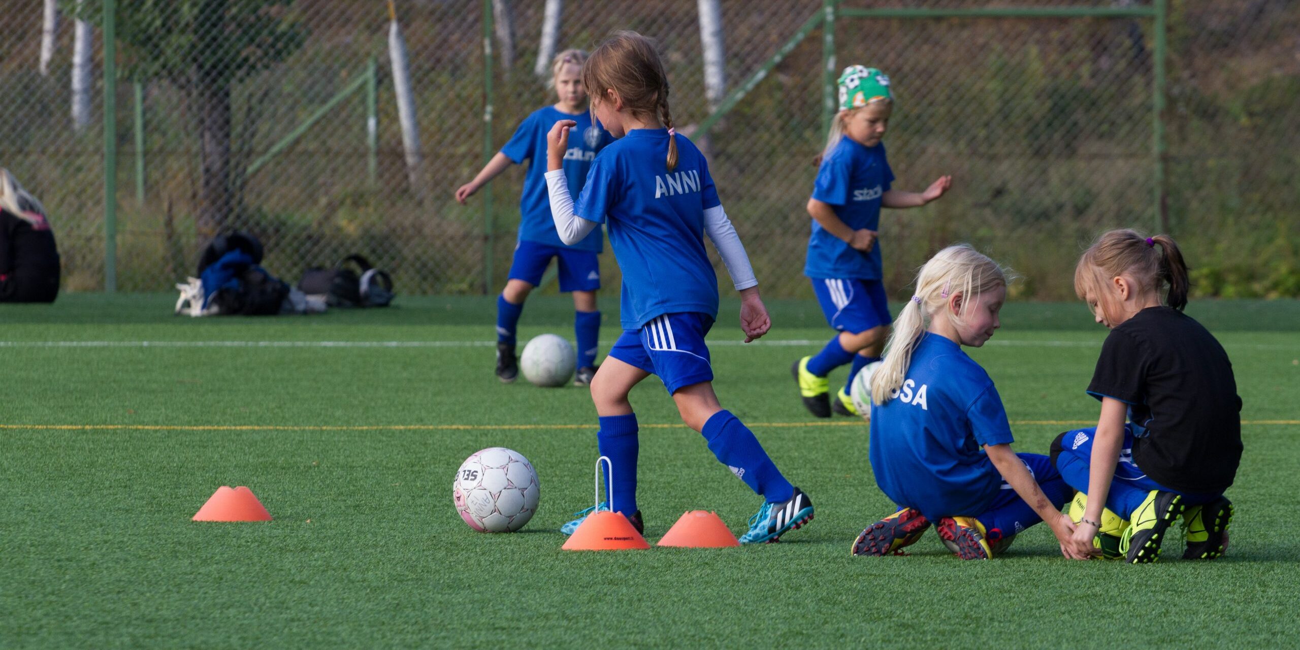 iltapaivakerho Lapsi kuljettaa jalkapalloa
