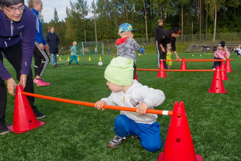 muutkerhot Lapsi harjoittelemassa