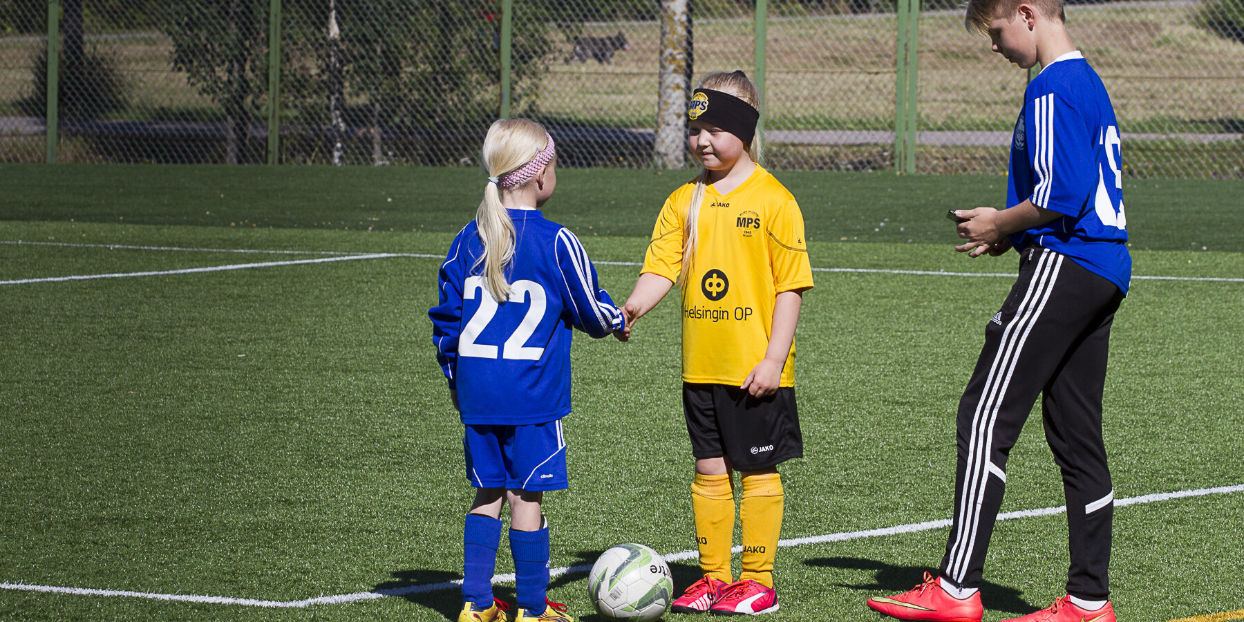 Pelaajat kättelevät