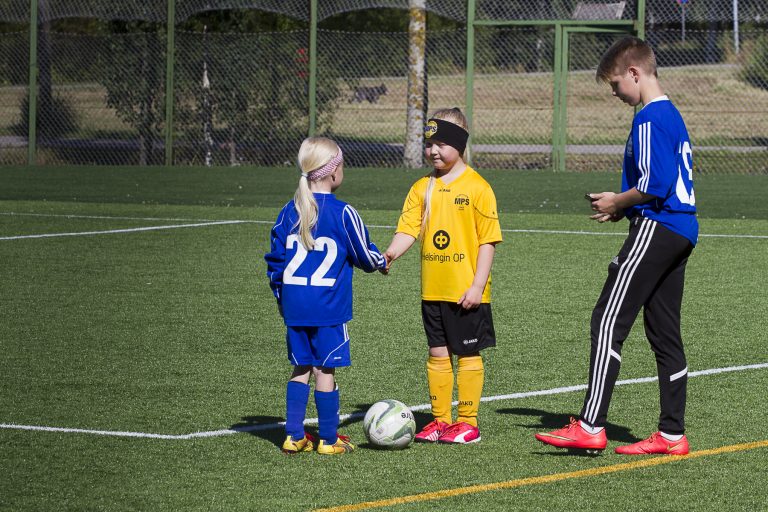 Pelaajat kättelevät