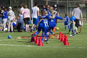 Lapsia harjoittelemassa